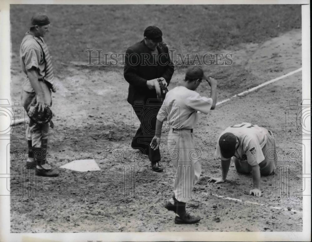 1943 Press Photo Brooklyn Dodgers Mickey Owen&#39;s Ankle Trips Him - nea43443 - Historic Images