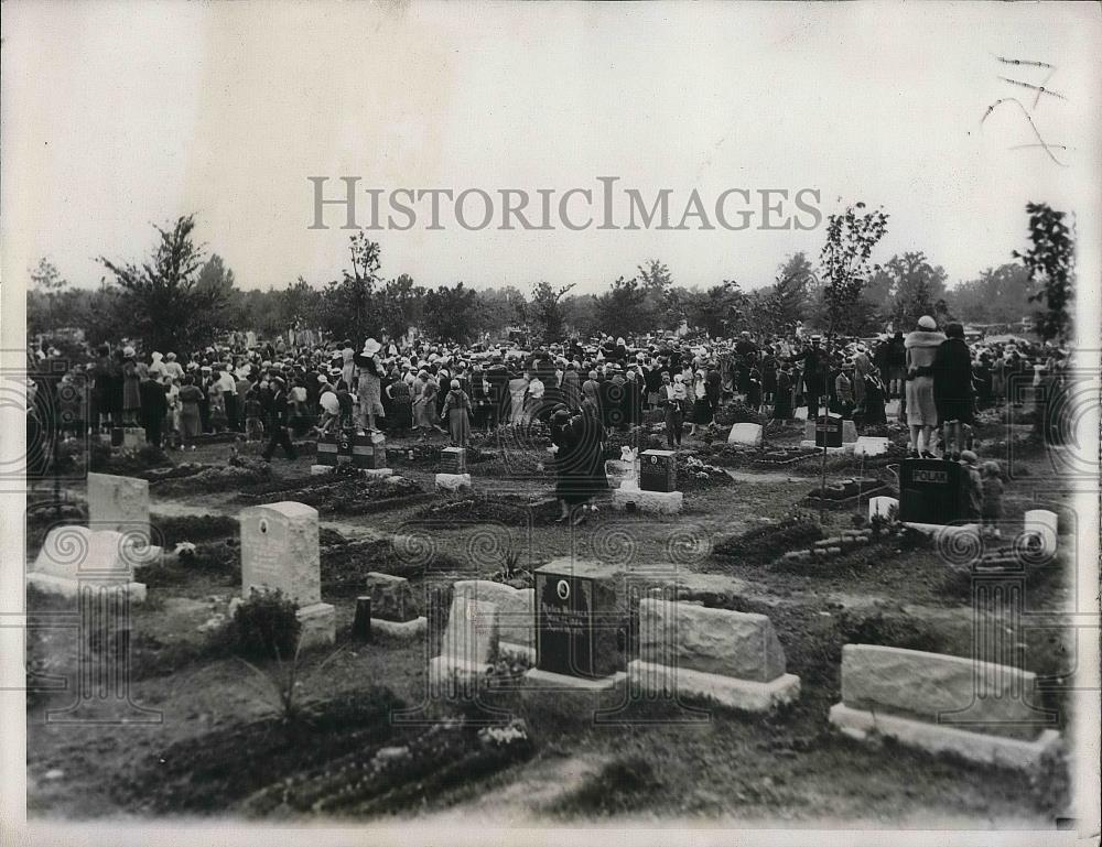 1932 Press Photo Crowd at Funeral of Joe Pollak, Killed by Wife Dorothy Pollak - Historic Images