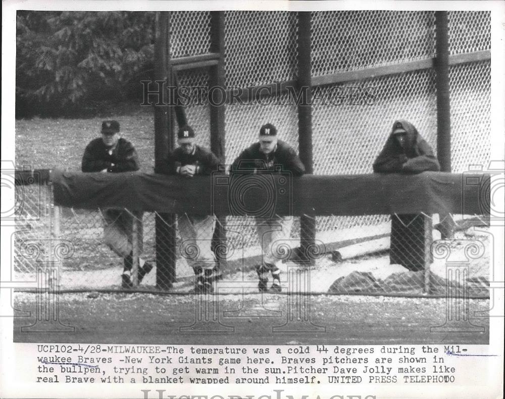 1954 Press Photo Pitcher Dave Jolly with a blanket wrapped around him - Historic Images
