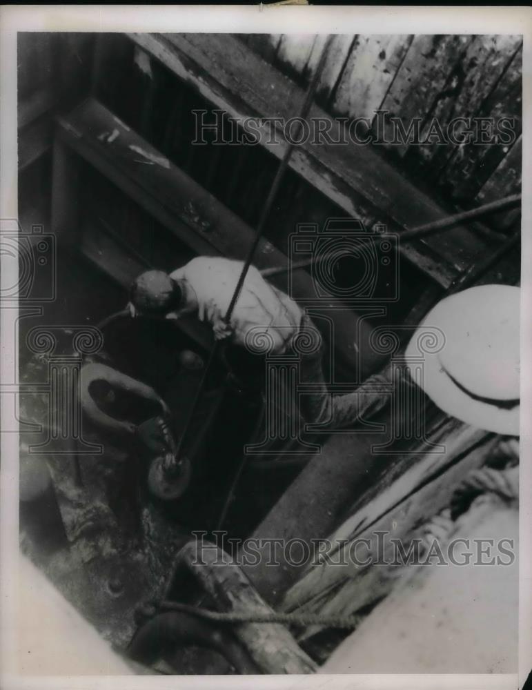 1937 Press Photo Man at pit filled with methane gas that killed 6 in NYC - Historic Images