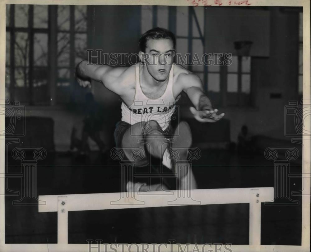 1945 Press Photo Rice Institute Hurdler Charley Parker May Also Run Mile - Historic Images
