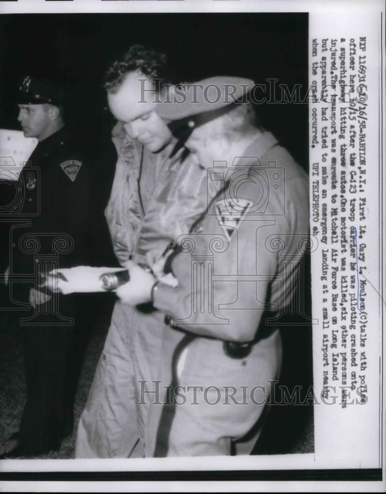 1958 Press Photo First Lt. Gary Moulson talking with police after carrier crash - Historic Images