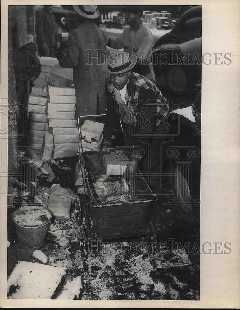1950 Press Photo James Morgan buys packaged fuel at Pacific Coal Co., Cleveland - Historic Images