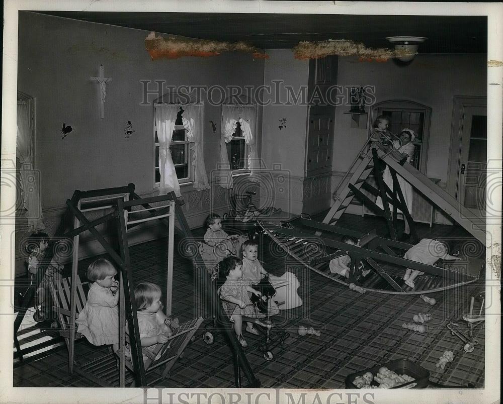 1942 Press Photo Playroom at St Ann&#39;s Home for Children. - nea38417 - Historic Images