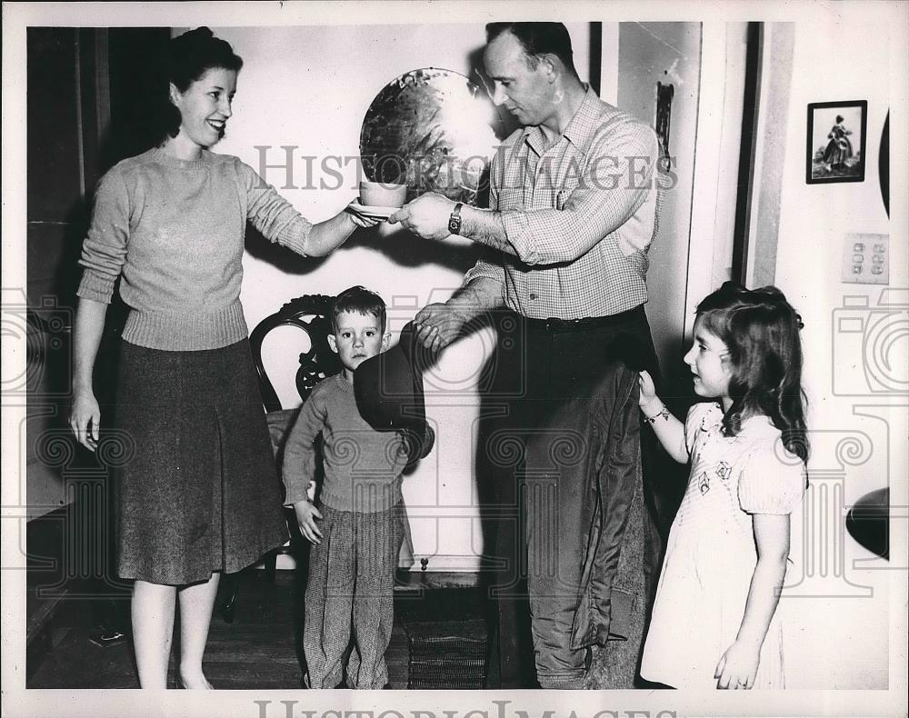 1948 Press Photo Joe Gordon of Cleveland Indians and Family - nea42475 - Historic Images