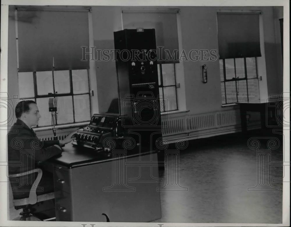 1939 Press Photo Dr. William B. Levenson Of Cleveland County In Office - Historic Images
