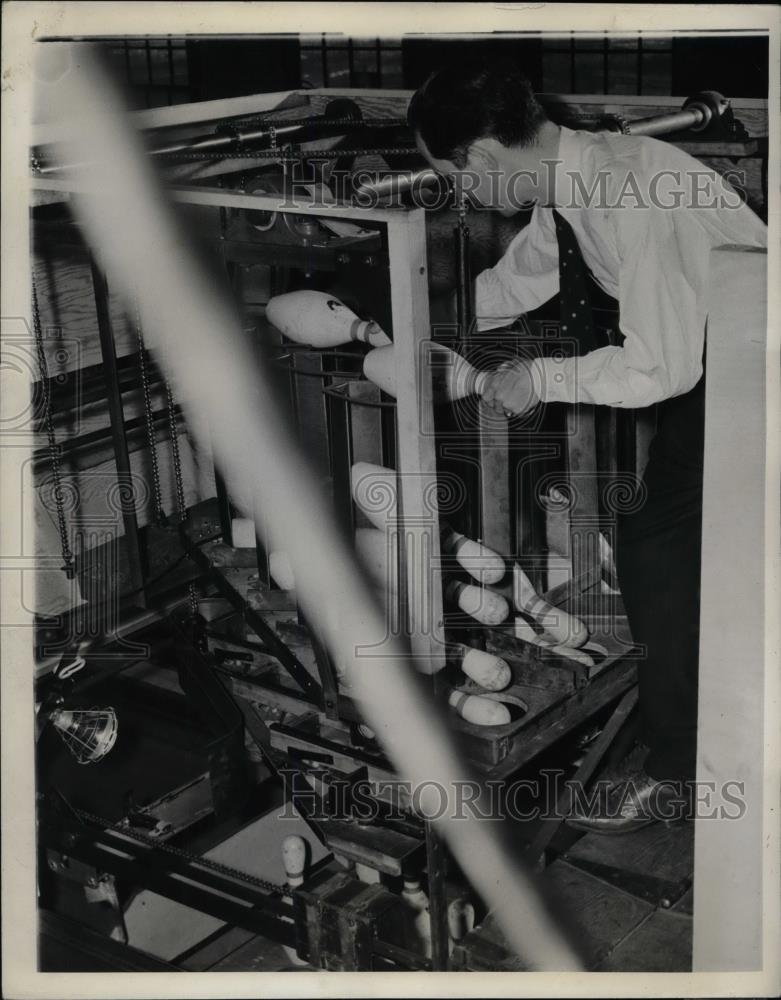 1941 Press Photo D.W.Davis load the magazines with pins after conveyor belt. - Historic Images