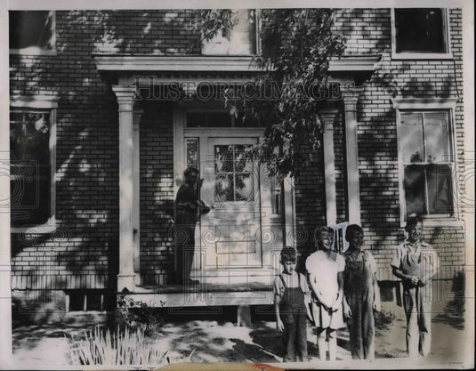 1941 Press Photo Where Kids go to School Depends on Where Dad Sleeps in Home - Historic Images