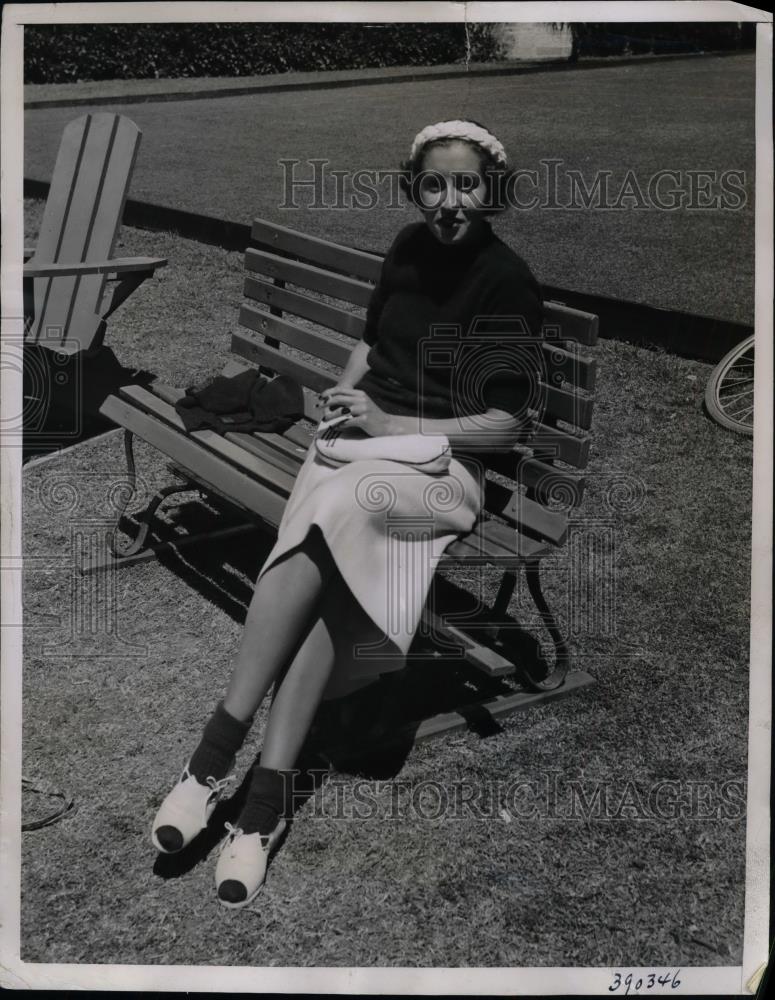 1937 Press Photo Nancy Holcomb Vacations In Bermuda With Parents - nea37865 - Historic Images