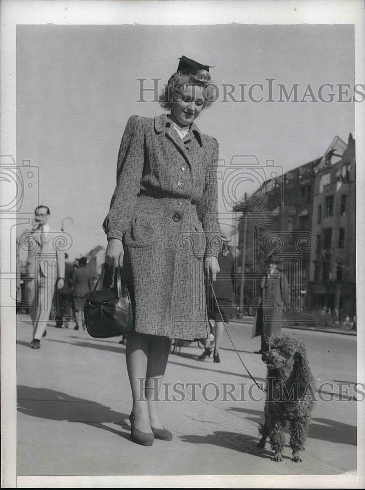 1946 Press Photo Berlin Pretty girl and Poole in Easter Show - nea39192 - Historic Images