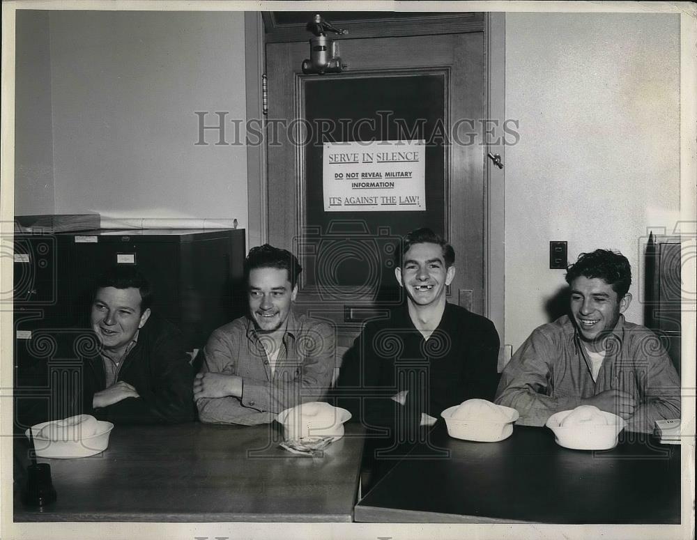1942 Press Photo Survivors of topedoed ship, Harmon,Meredith,Avant,Montrone - Historic Images