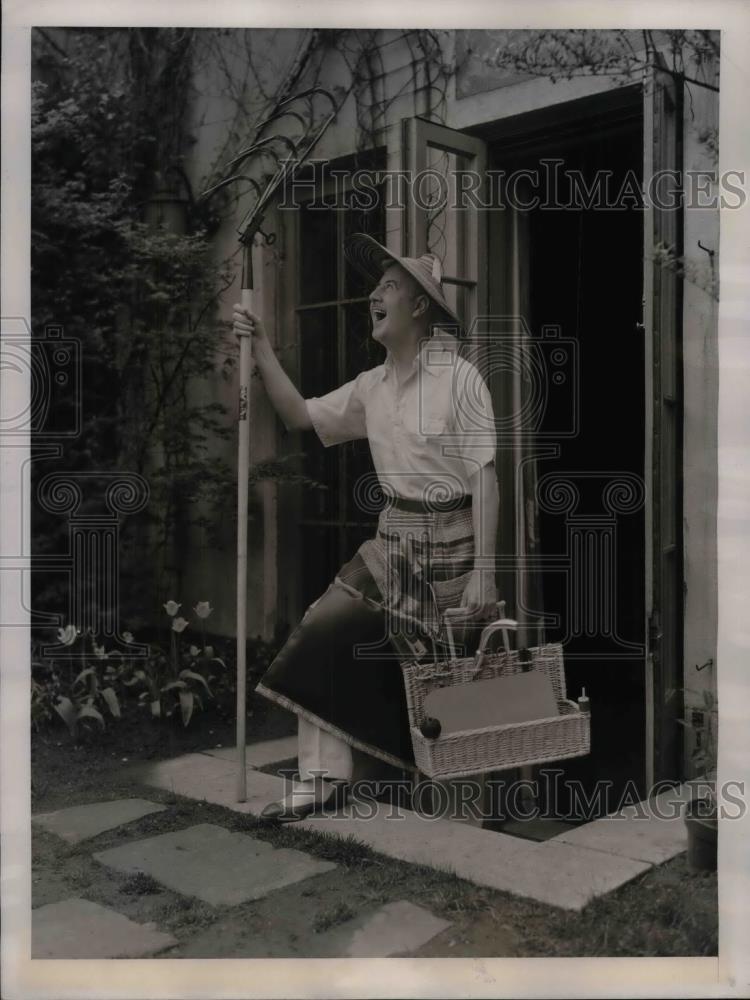 1939 Press Photo Dad Gets Ready To Do Yard Work With Rake And Other Tools - Historic Images