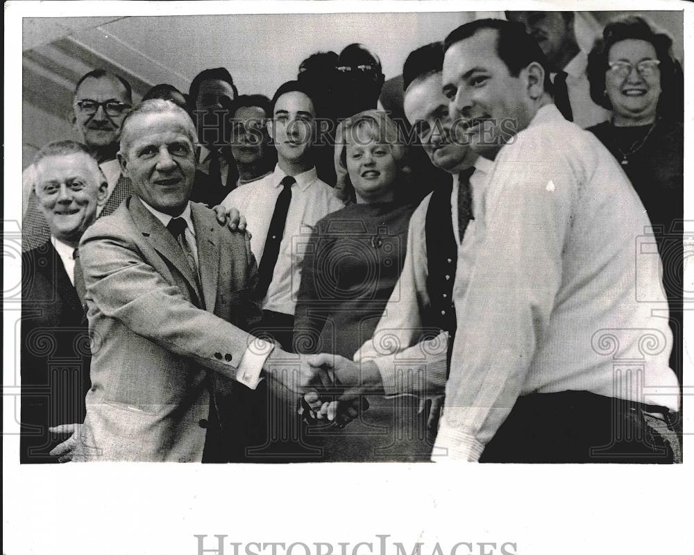 1968 Press Photo St. Louis Cardinals Joe &quot;Ducky&quot; Hedwick Congratulated By Team - Historic Images