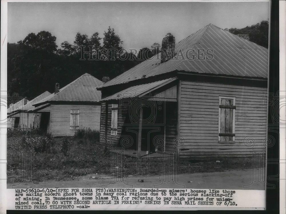 1954 Press Photo Boarded-up Miners&#39; houses making modern ghost towns - nea36041 - Historic Images