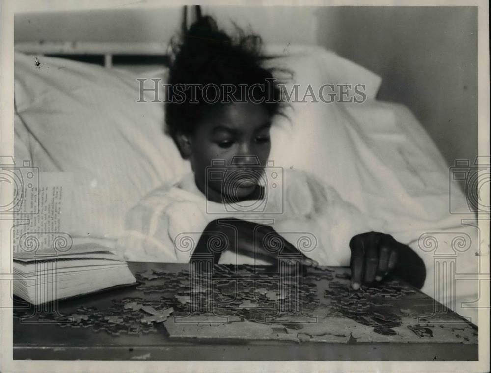 1937 Press Photo Clara Howard solving a jigsaw puzzle while confined to hospital - Historic Images