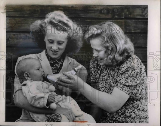1948 Press Photo European Volunteer Workers & a baby - nea37233 - Historic Images