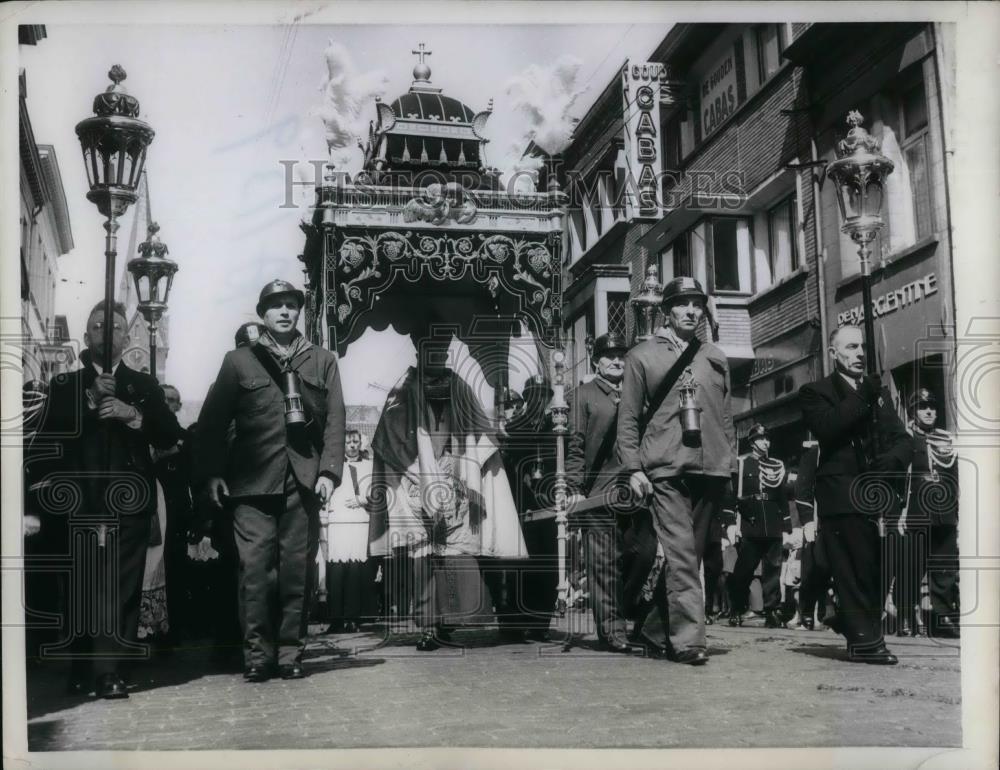 1958 Press Photo Belgium Monsignor De Sweet leads sacred parade - nea35006 - Historic Images