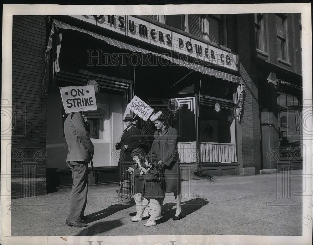 1945 Press Photo Darleen Eckert &amp; pickets at Muskegon, Mich power company - Historic Images