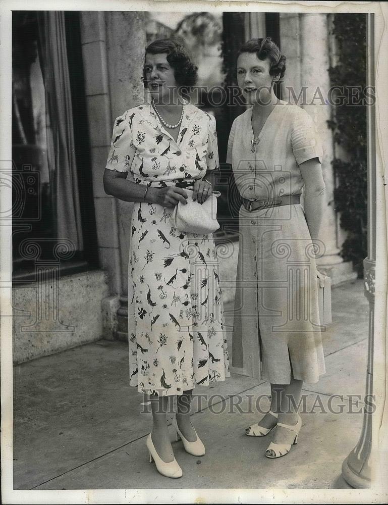 1937 Press Photo Margaret Emerson &amp; Martinez De La Rivas On Worth Avenue - Historic Images