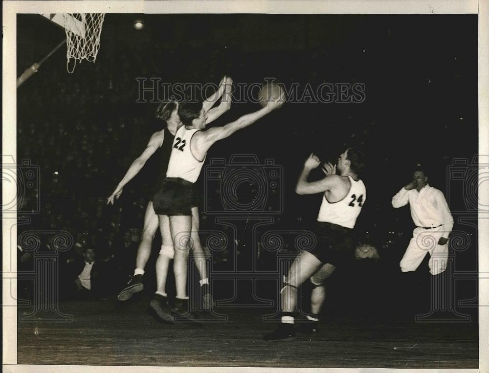 1935 Press Photo Madison Square Garden Basketball Game with Duquesne and LIU - Historic Images