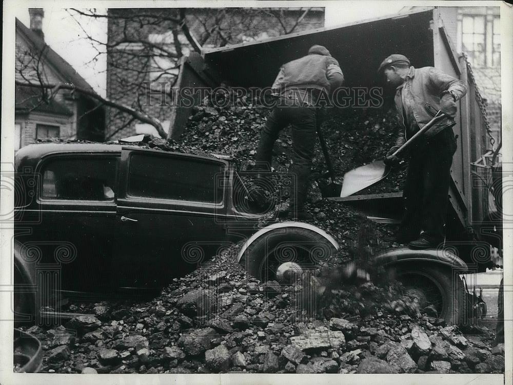 1940 Press Photo Louis Meyers survived being buried by overturned coal truck - Historic Images