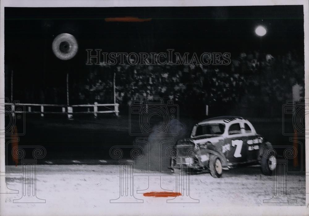 1956 Press Photo Gib Orr Loses Wheel in 20 Lap Featur Race - nea40813 - Historic Images