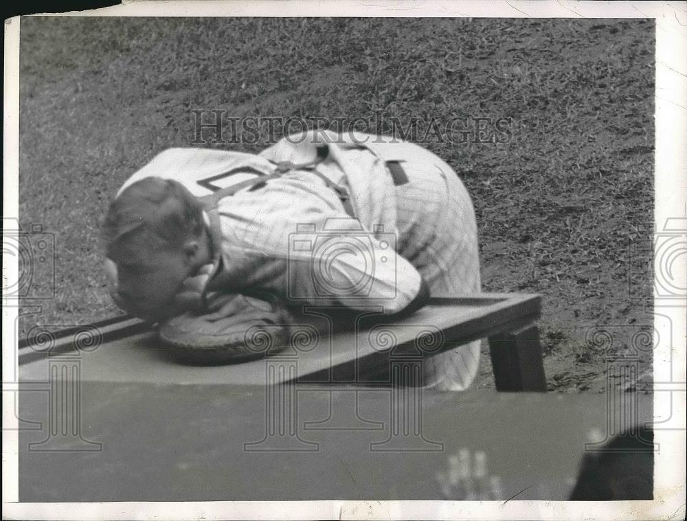 1945 Press Photo Yankees Catcher Mike Garbark Attempting to Catch Foul Ball - Historic Images