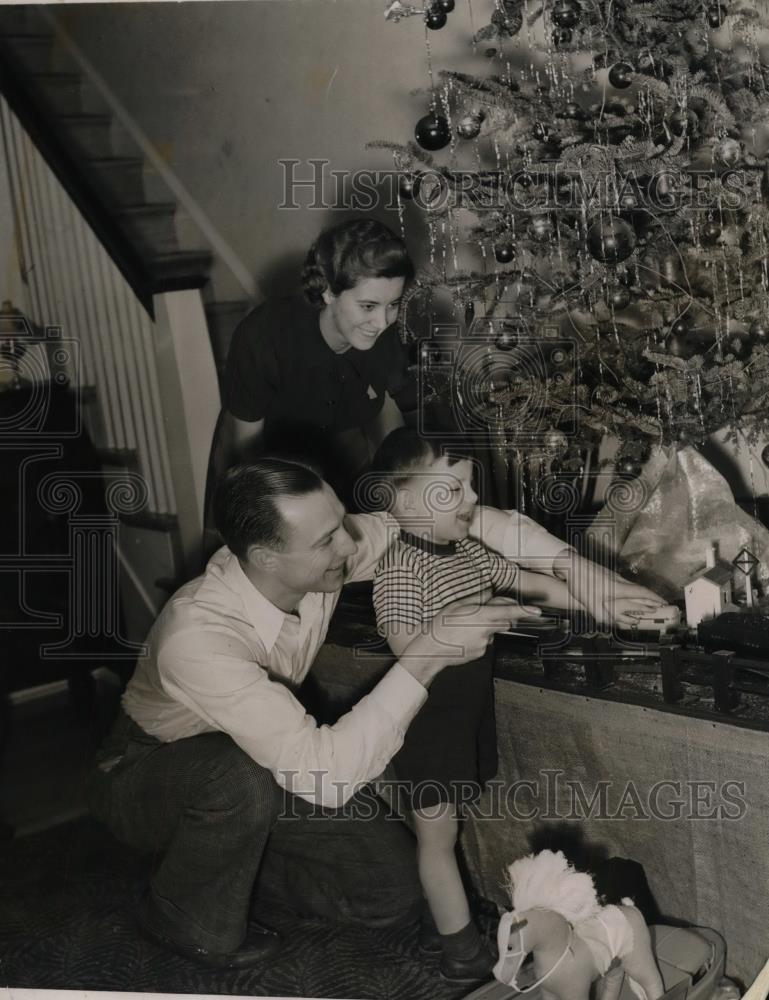 1939 Press Photo William Bucky Walters, son and wife Cincinnati Reds Celebrate - Historic Images