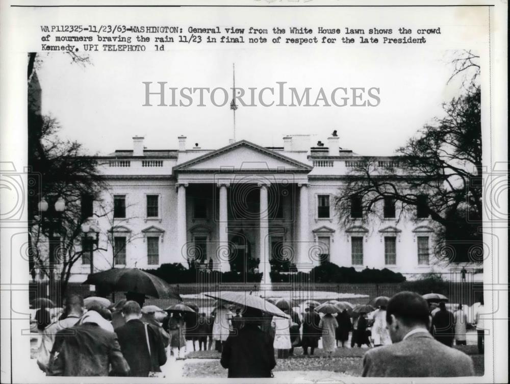 1963 Press Photo White House in D.C. with Kennedy mourners - nea36720 - Historic Images