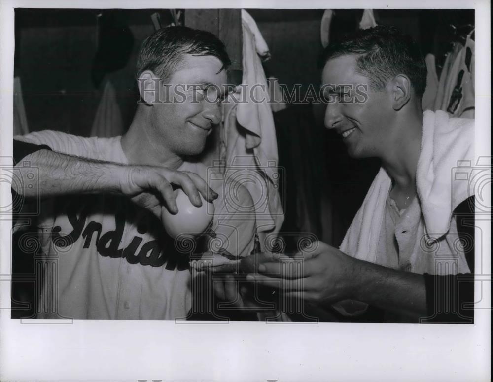1955 Press Photo Bob Lemon in dressing room - nea40987 - Historic Images