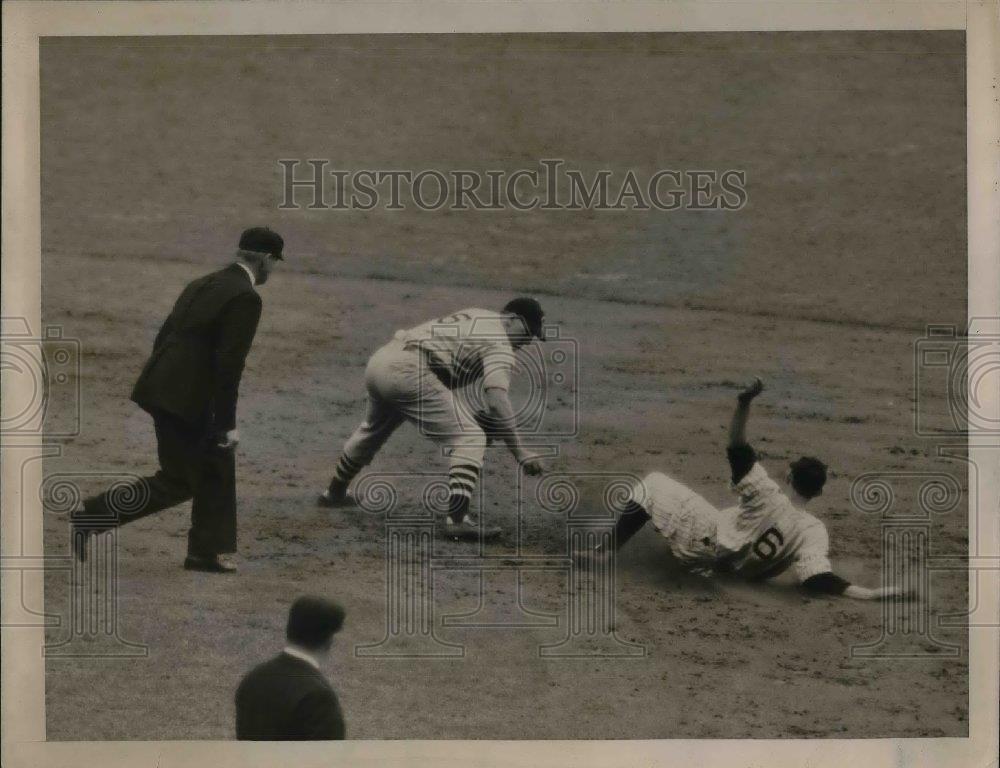1940 Press Photo Yankee Joe Gordon Safe at 2nd in Game Against Cleveland - Historic Images
