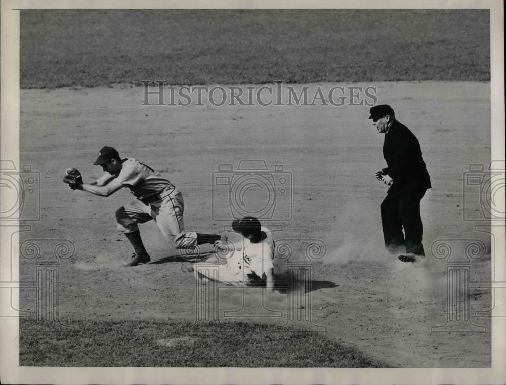 1946 Press Photo Dixie Walker Dodgers Forced Out At 2nd Frankie Gustine Pirates - Historic Images