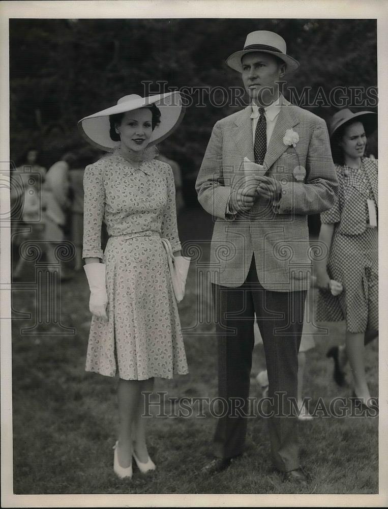 1941 Press Photo Mr. and Mrs. John H.G. Pell at Racing - Historic Images