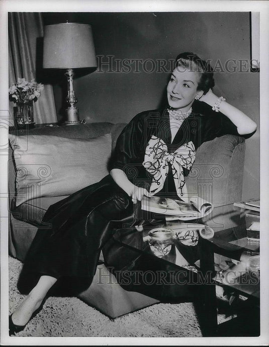 Press Photo woman modeling ladies spring fashion - nea36295 - Historic Images