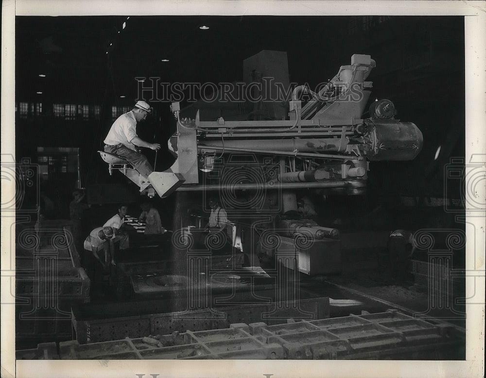 1948 Press Photo Donald J.Espey operate Sandslinger at Johnston Lorain Workd. - Historic Images