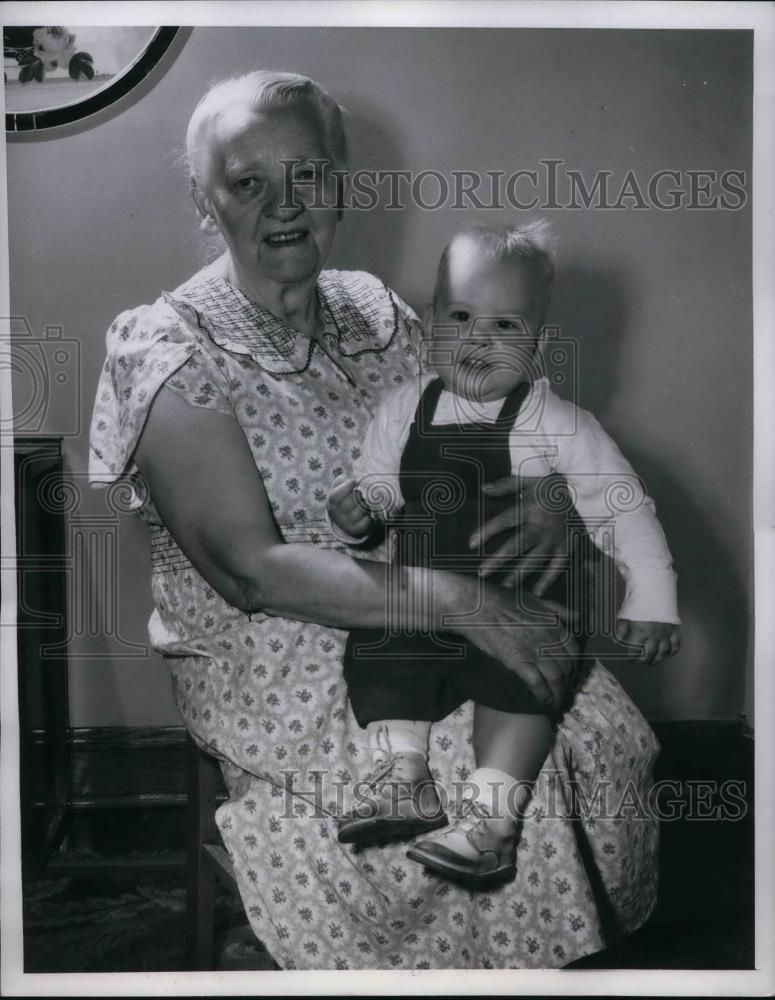 1953 Press Photo Mrs Stella Wieczorek &amp; grandson, 1 of 182 living descendants - Historic Images