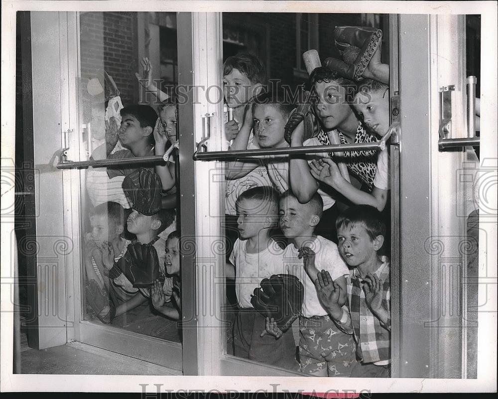 1957 Press Photo Madison Elementary Students View New Gym Under Construction - Historic Images