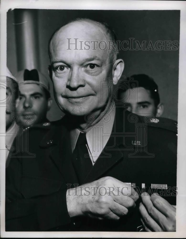 1952 Press Photo Gen. Dwight D Eisenhower at desk - nea36921 - Historic Images