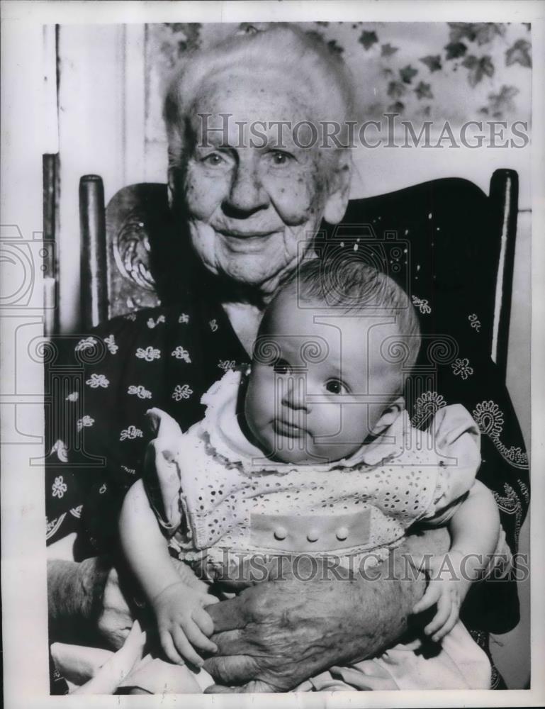 1956 Press Photo Mrs Stella Lena Schmidt &amp; great great granddaughter Arlene - Historic Images