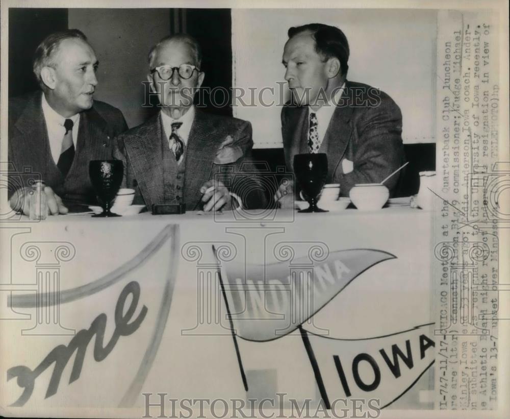 1947 Press Photo Michael Kinley,Eddie Anderson At Quarterback Club Luncheon - Historic Images