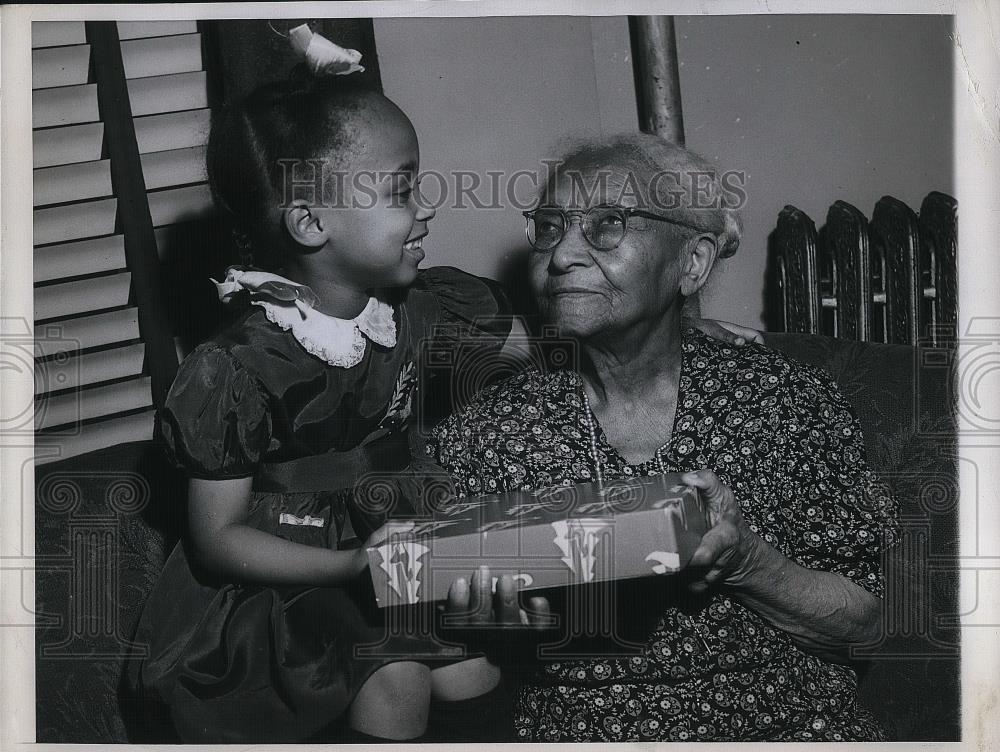 1947 Press Photo Mrs Nancy Merriman Turns 106 Years Old &amp; Grand Daughter - Historic Images