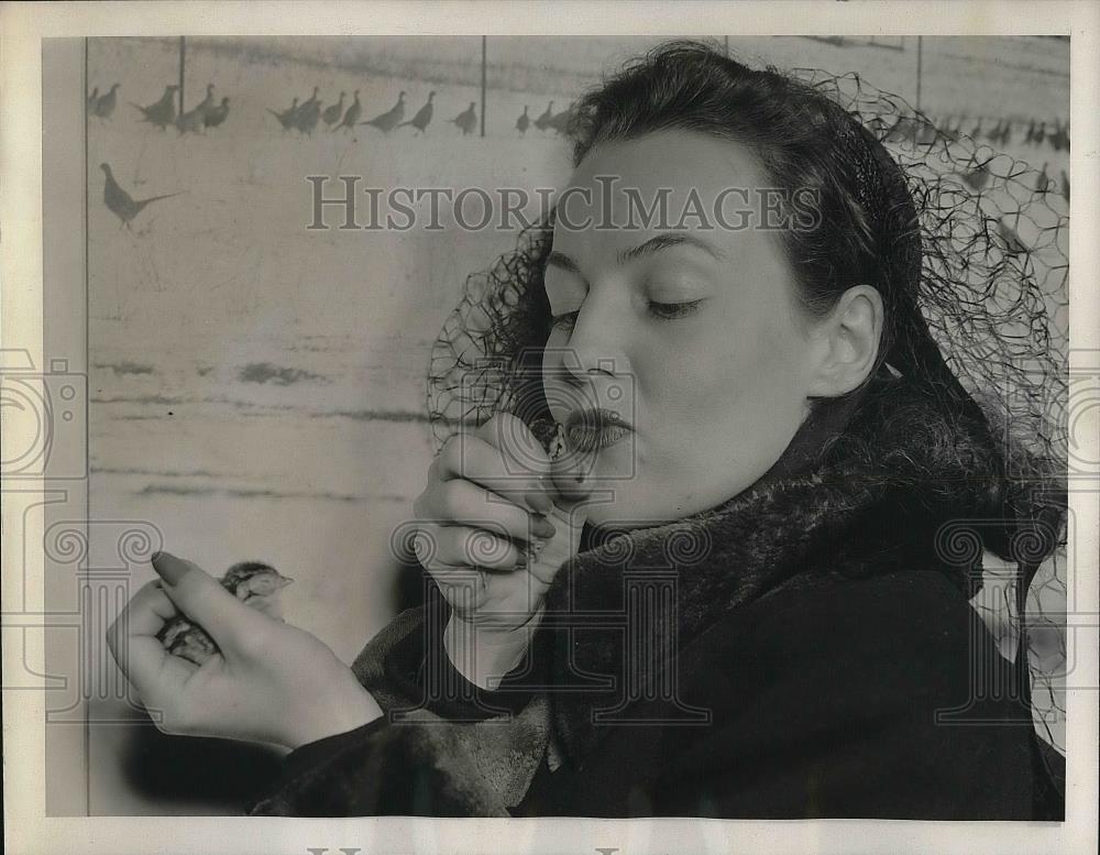 1940 Press Photo Hune Hara holding two hatched Pheasants NY state Exhibit - Historic Images