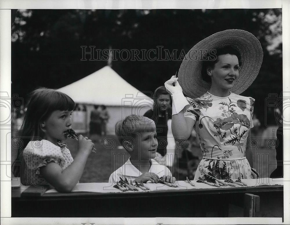 1941 Press Photo Mrs John HG Pell With Children Sarah &amp; John Play Darts - Historic Images
