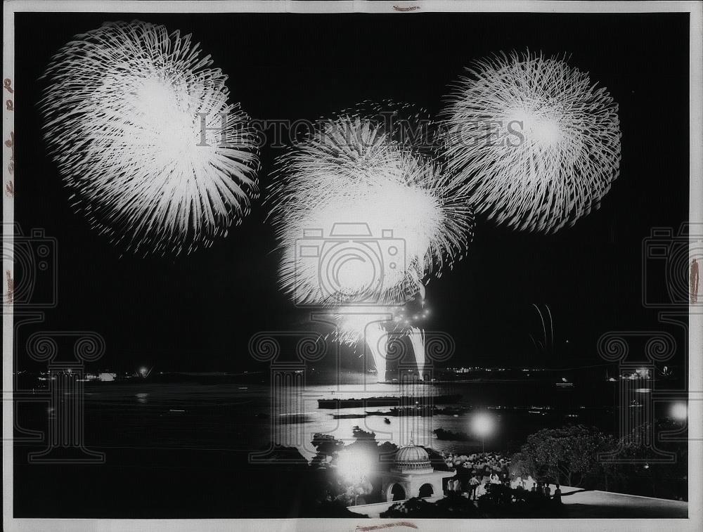 1960 Press Photo Fireworks display in YTokohama, Japan for &quot;:Feast of Lights&quot; - Historic Images