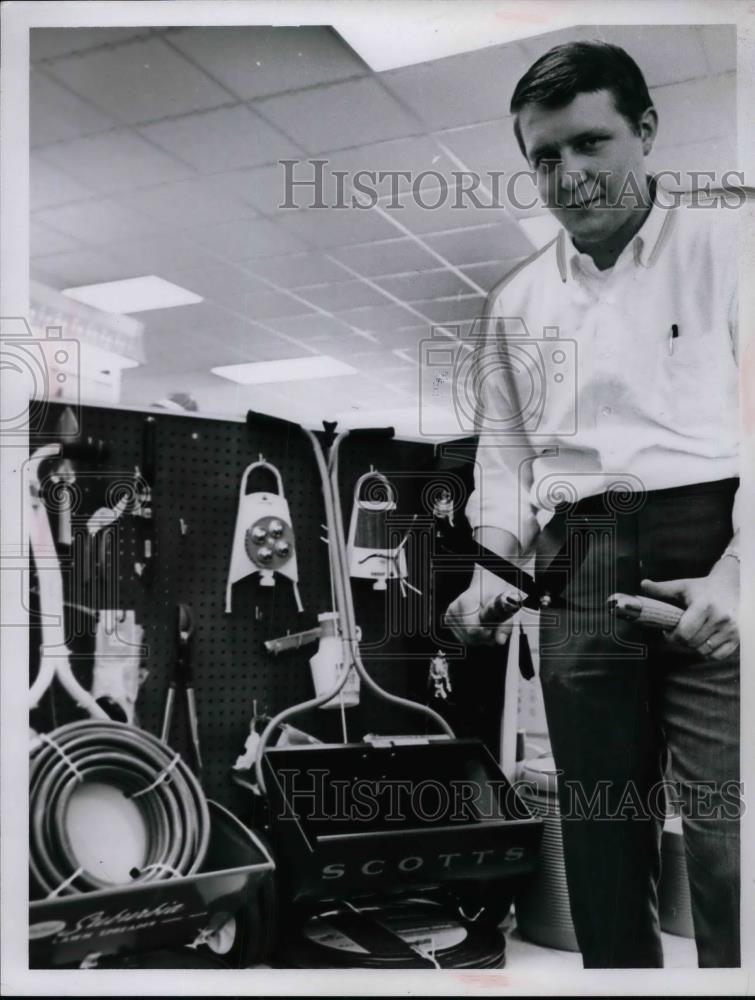 1969 Press Photo Robert Wroffel, Manager of Top Value Redemption Center - Historic Images