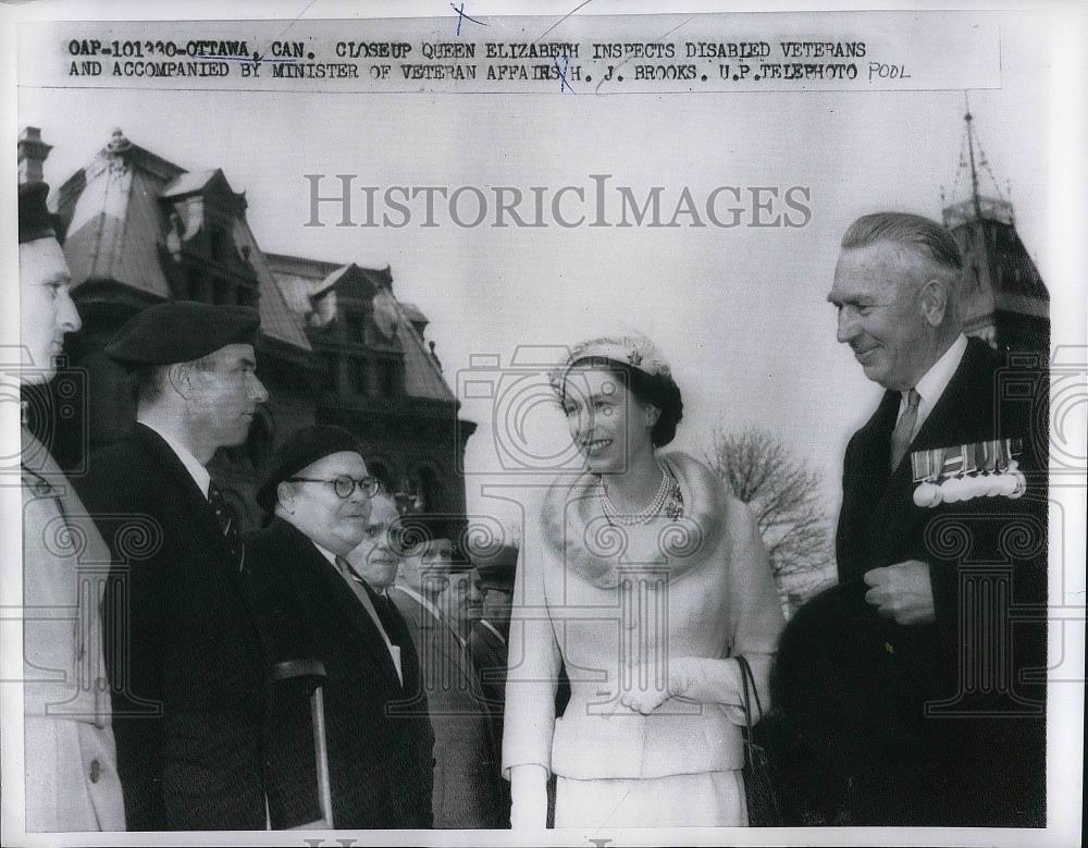 1957 Press Photo Queen Elizabeth inspect disable Veterans in Ottawa Canada. - Historic Images
