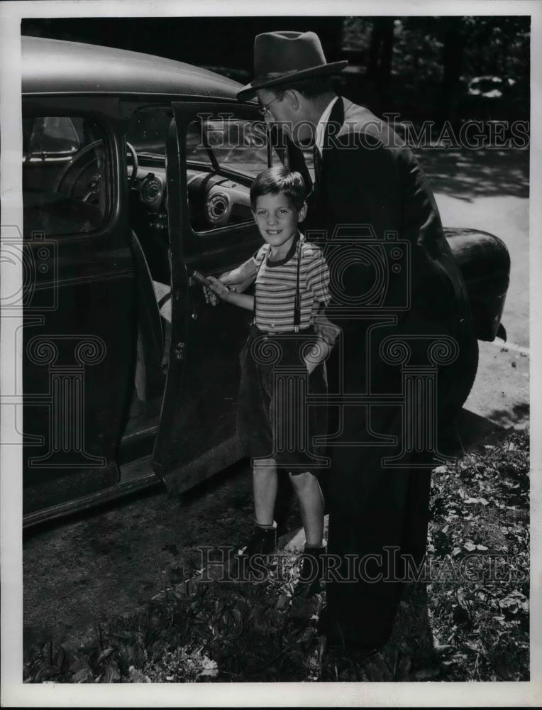 1945 Press Photo Lloyd Edwards being escorted by private John Daugherty - Historic Images
