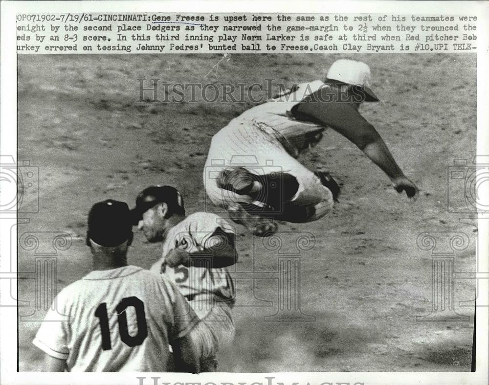 1961 Press Photo Norm Larker Pitcher Reds Safe At 3rd Gene Freese Dodgers MLB - Historic Images