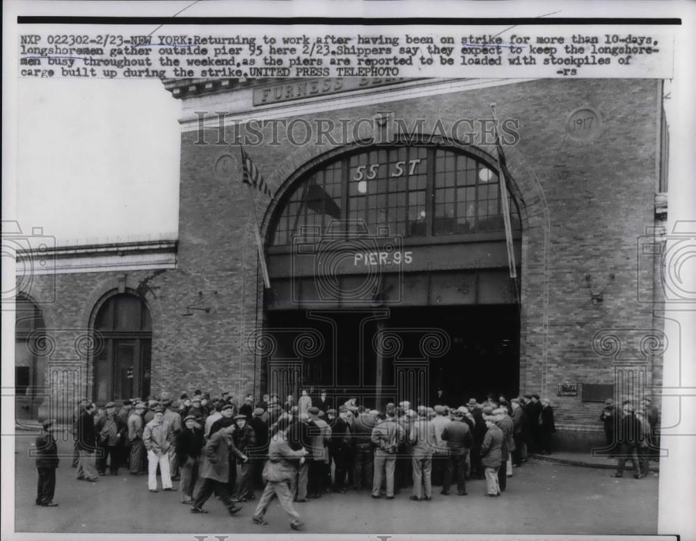 1957 Press Photo Longshoremen Return To Work After Strike - nea35050 - Historic Images