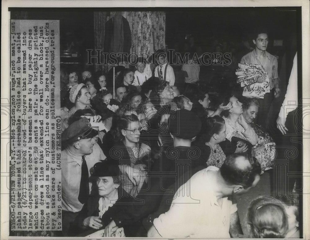 1946 Press Photo Police Controls Crowd At Store Selling Cheap Paper Drapes - Historic Images